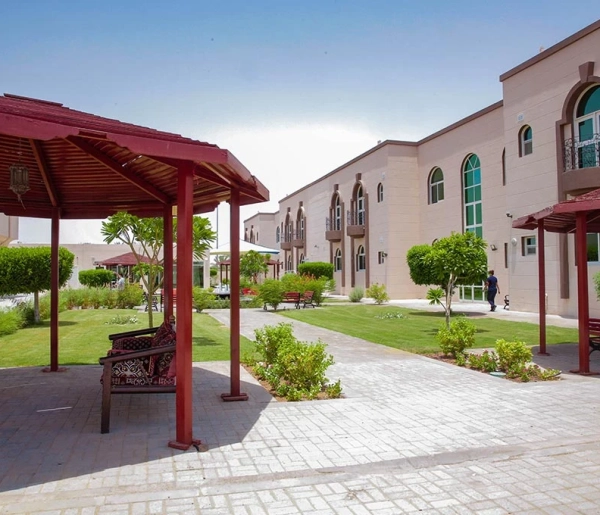 منطقة الجلوس الخارجية في مستشفى كامبريدج العين منطقة الجلوس الخارجية في مستشفى كامبريدج العين